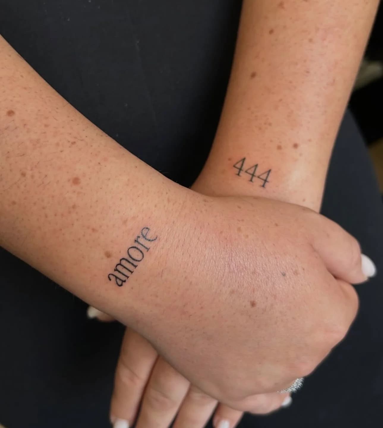 tattoo amor 444 poignet